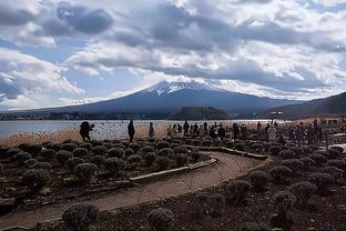 梅西下半场开球前，从球员通道跑回了球场